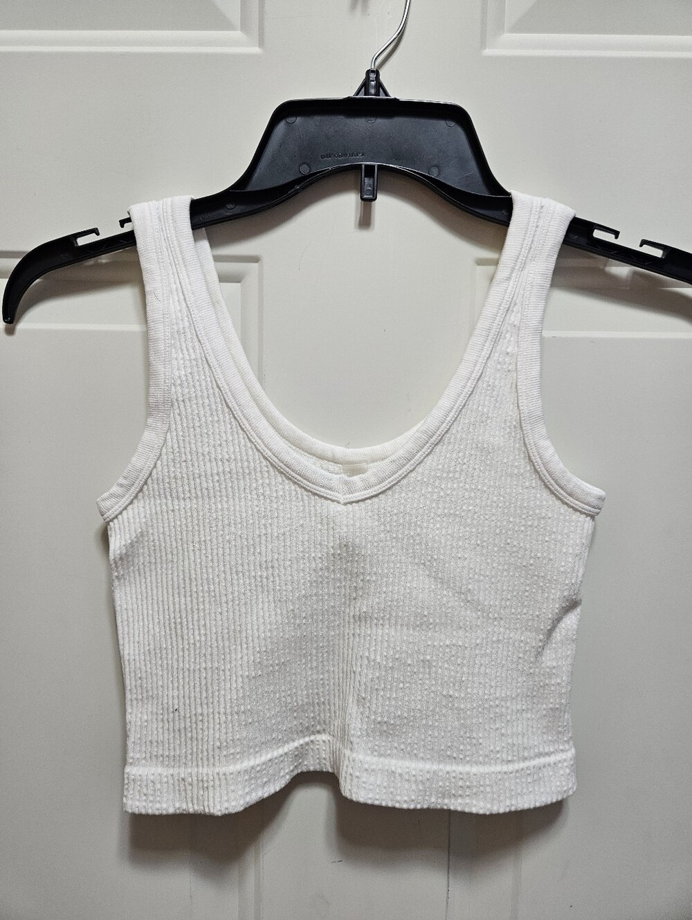 Mono B Ribbed Seamless V-Neck Cropped Tank Top